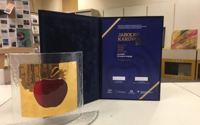 Jabolko kakovosti 2021 za najboljši projekt na nivoju države v roke Šolskemu centru Postojna